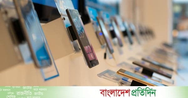 মোবাইল ফোনে ৫৭% শুল্কের বিরুদ্ধে দেশীয় ব্যবসায়ীদের প্রতিবাদ